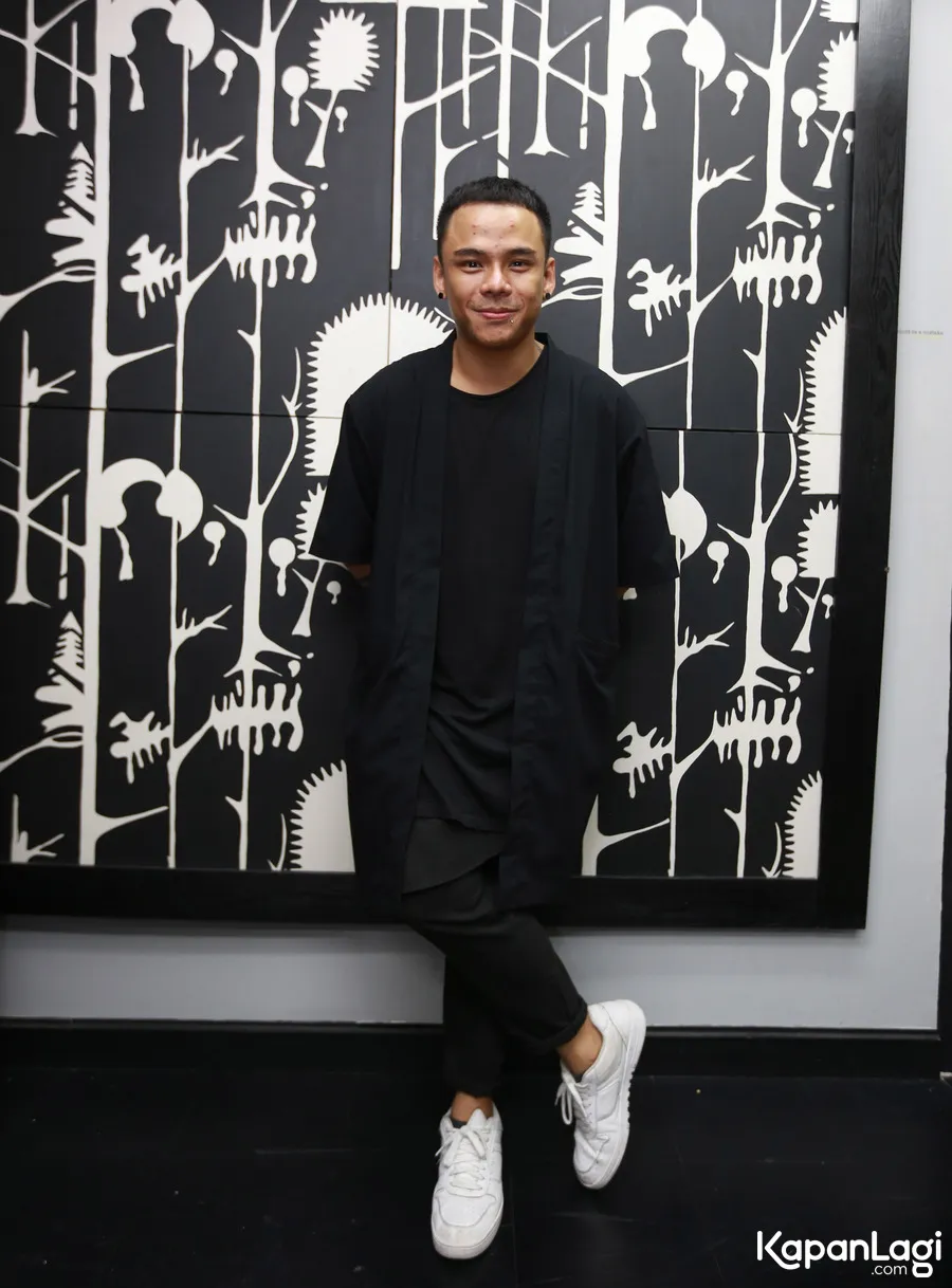 Teza Sumendra masih canggung ketika berpose dengan para penggamar © KapanLagi.com®/Budy Santoso