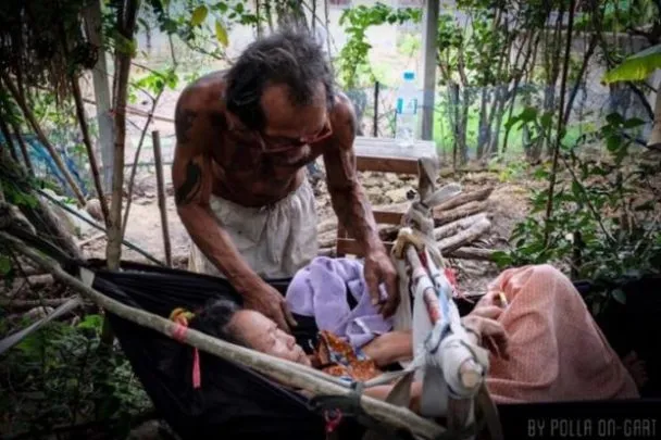 Pria ini membuktikan cinta sejati masih eksis di tengah era modern seperti ini © viral4real.com