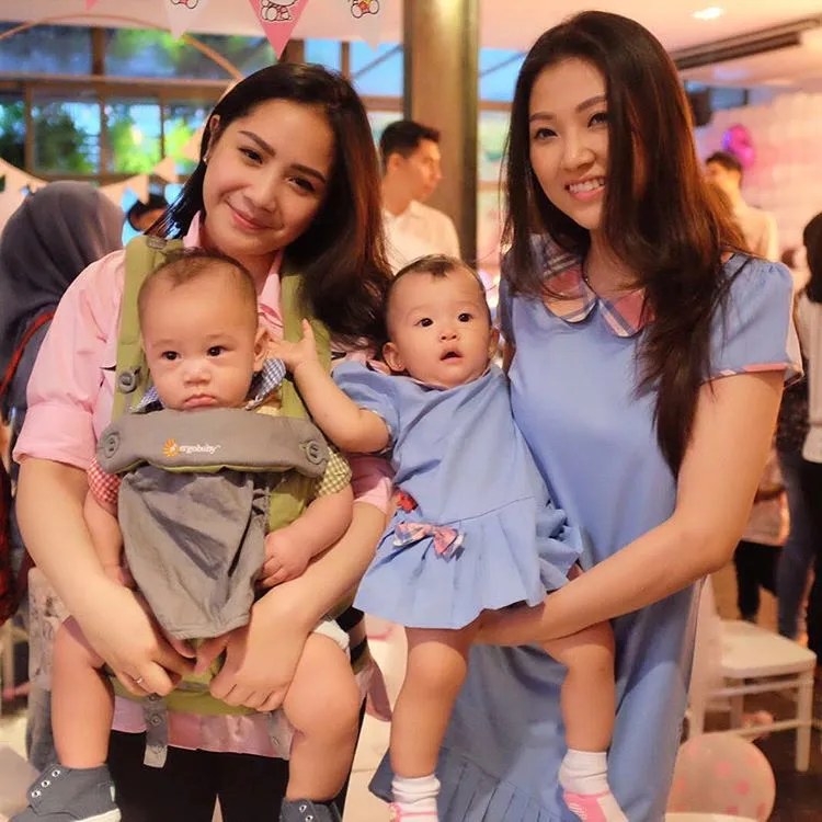Nagita Slavina dan Sarwendah, duo mama muda yang cantik bening. ©Instagram/thaliaputrionsu