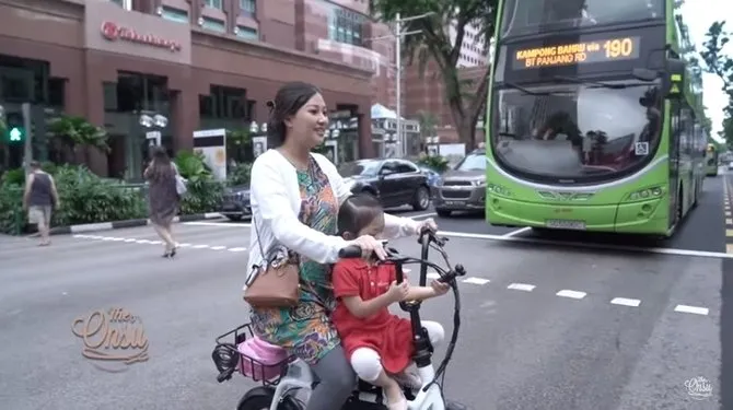 Sarwendah mengantarkan Thalia ke sekolah mengendarai sepeda (credit: The Onsu Family YouTube channel)