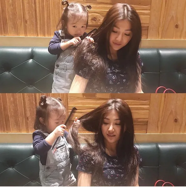 Gaya lucu Thalia saat menyisir rambut Sarwenah. Cute! /©instagram.com/sarwendah29