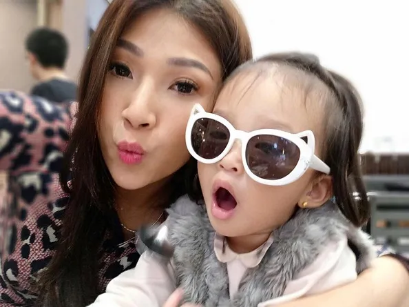 Pose kocak Thalia foto bareng Sarwendah. Lucu! /©instagram.com/sarwendah29