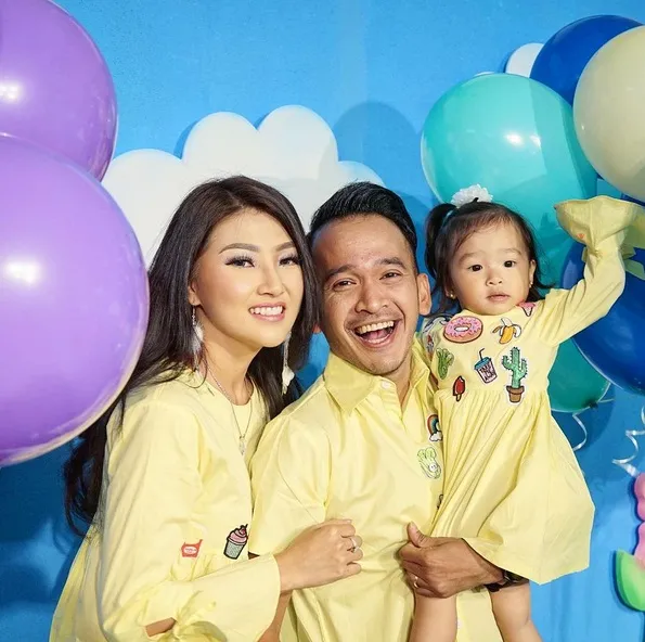 Dengan hadirnya sang putri yakni Thalia, keluarga kecil ini makin tampak harmonis. /©instagram.com/ruben_onsu