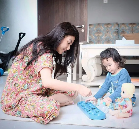 Momen manis saat Sarwendah ajari Thalia bermain congklak. So cute! /©instagram.com/ruben_onsu