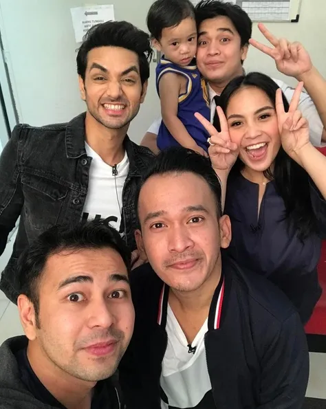 Rafathar dan Thalia terlihat bersama, karena kedua pasang orangtua mereka adalah teman dekat. /©instagram.com/raffinagita1717