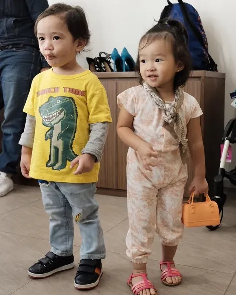 Fashionista cilik! Rafathar dan Thalia berpose dalam balutan busana yang kece. /©instagram.com/thaliaputrionsu