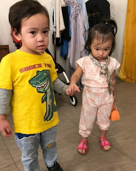 Momen bikin gemas! Rafathar gandeng erat tangan Thalia. /©instagram.com/raffinagita1717