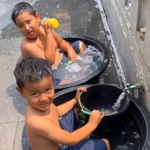 Anak-Anak Nia Ramadhani Berendam di Ember Plastik (Credit: Instagram/ardibakrie)