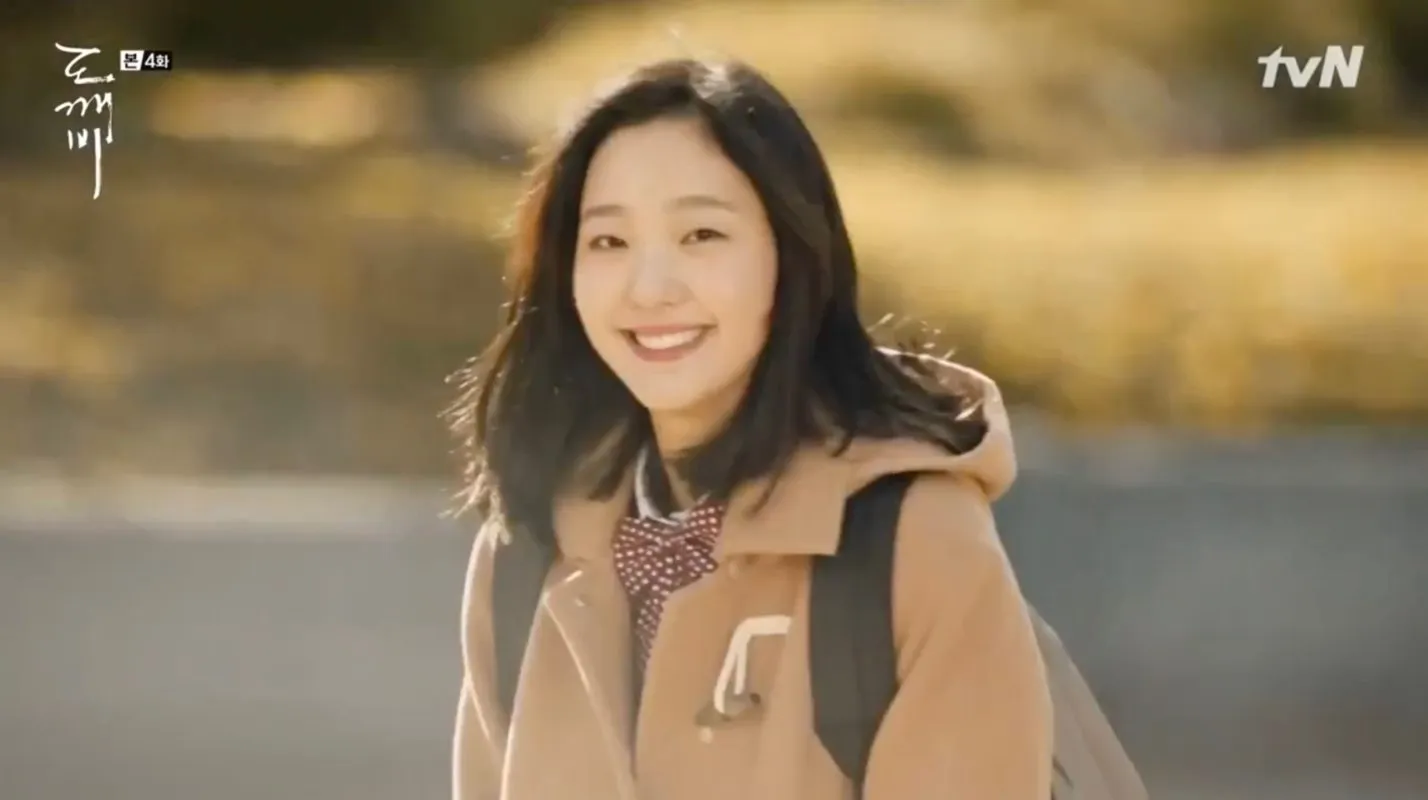 Kim Go Eun mengenakan dasi pita bermotif polkadot dalam drama GOBLIN © tvN