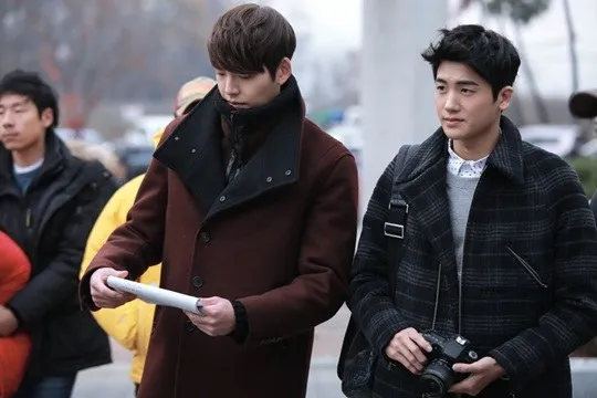 Di tengah udara dingin, Kim Woo Bin tetap serius membaca naskah ©soompi.com