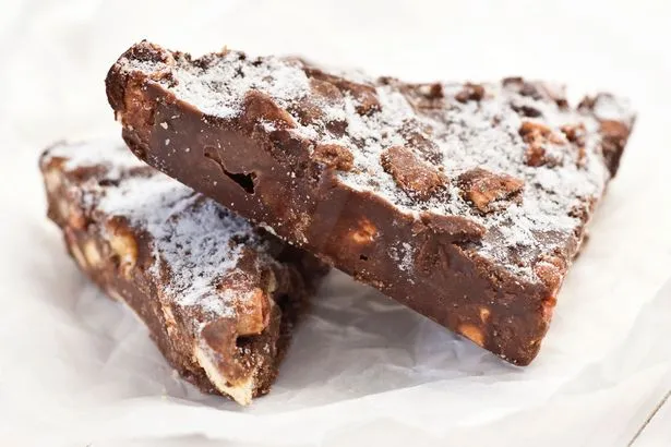 Kue Biskuit Cokelat buatan koki kerajaan merupakan kudapan favorit Rat Elizabeth II yang tak pernah absen di meja makan © mirror.co.uk