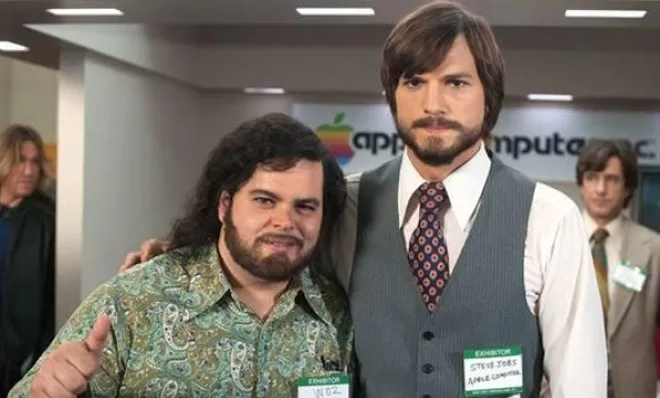 Ashton Kutcher berpose dengan pemeran Steve Wozniak dalam 'JOBS' | Foto: Open Road Films