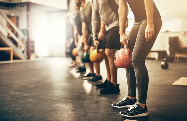 Angkat Beban. (foto: Pinterest/Club Solution Magazine).