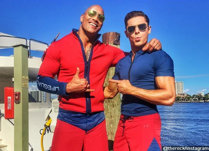 The Rock pamer otot bareng Zac Efron/©instagram.com/therock
