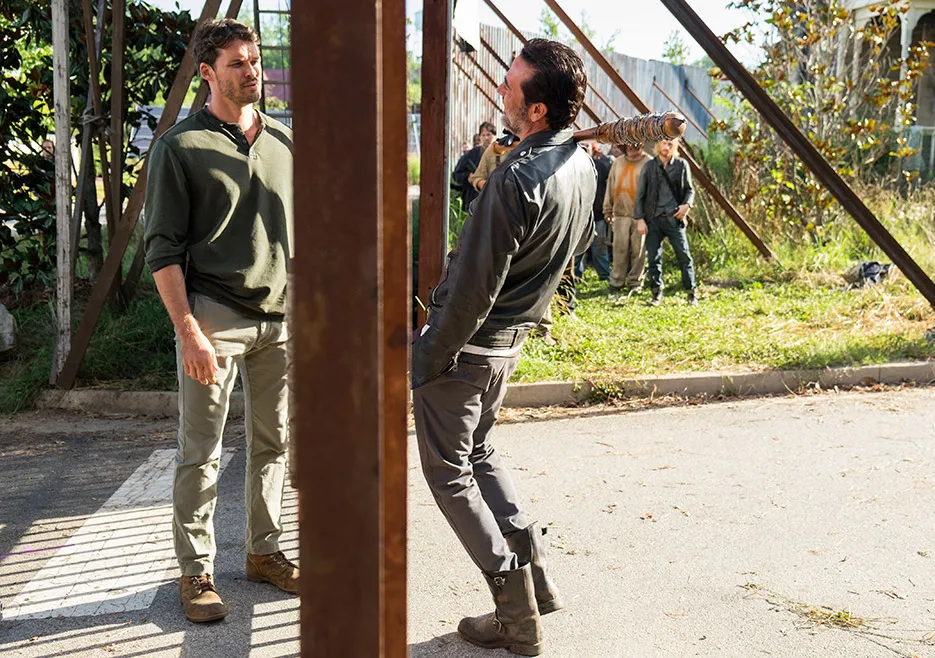 Negan menjarah Alexandria bersama Arat dan skuadnya/©AMC