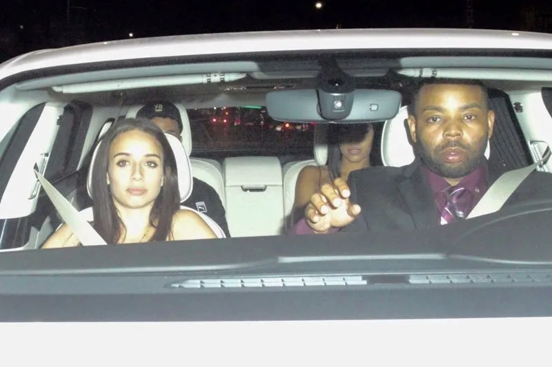 The Weeknd dan Yovanna duduk bersebelahan di bangku belakang © Radaronline.com