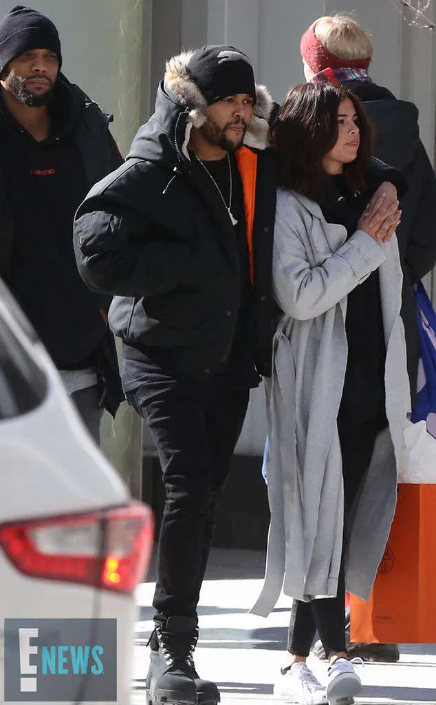 Selena seakan tak ingin melepaskan genggaman tangannya © eonline.com