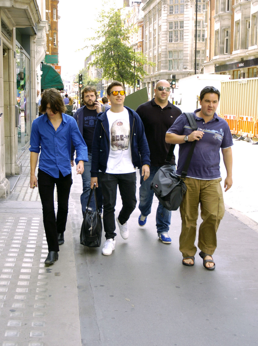 Matt Hellders ketika bersama crew dari Arctic Monkeys @fameflynet