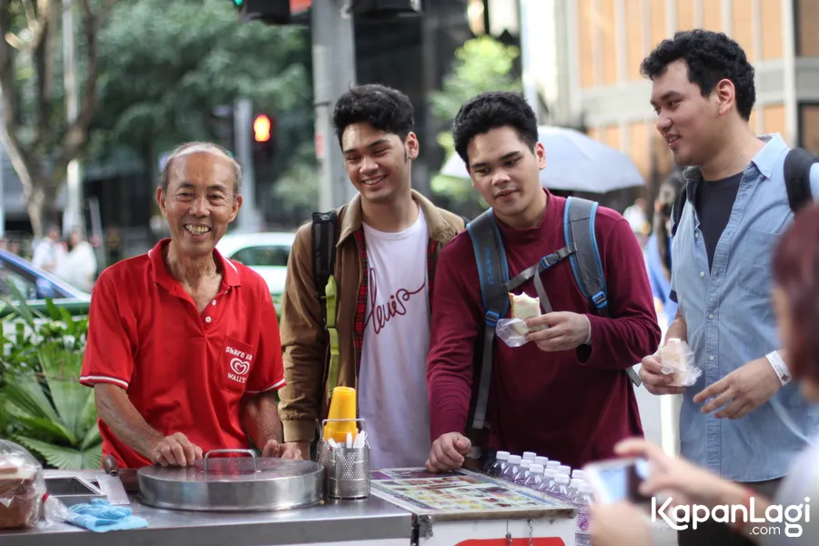 The Overtunes jajan es karena Singapore lagi panas/©KapanLagi.com®/Adhib Mujaddid