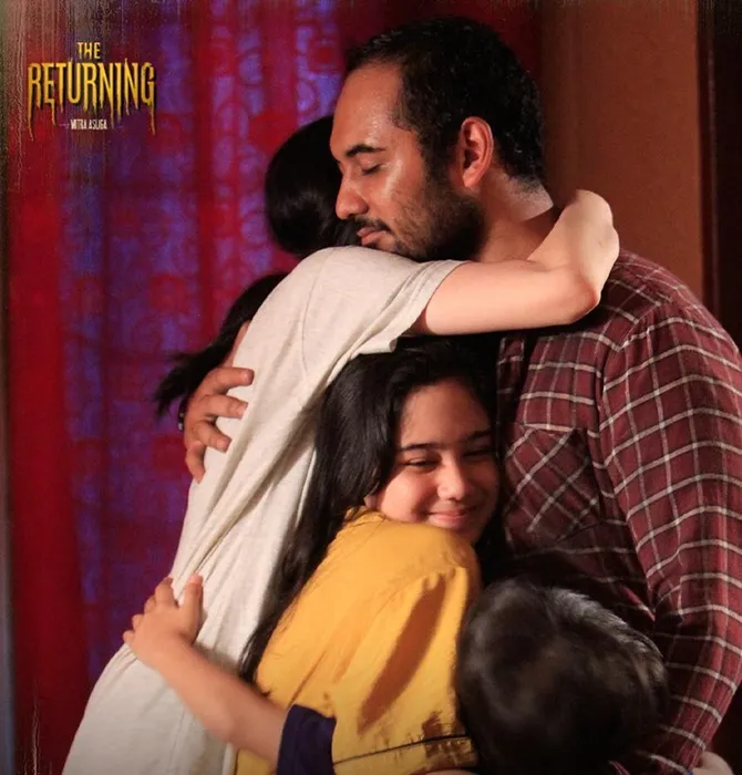 Kedatangan Colin disambut bahagia oleh keluarganya. (Credit: Kaninga Pictures)