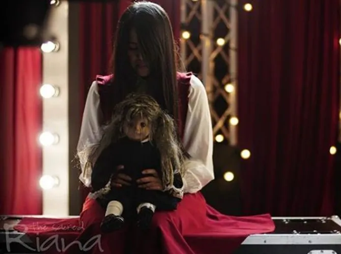 Riana bersama dengan boneka kesayangannya, Riani. (Credit: Instagram/rianariani)