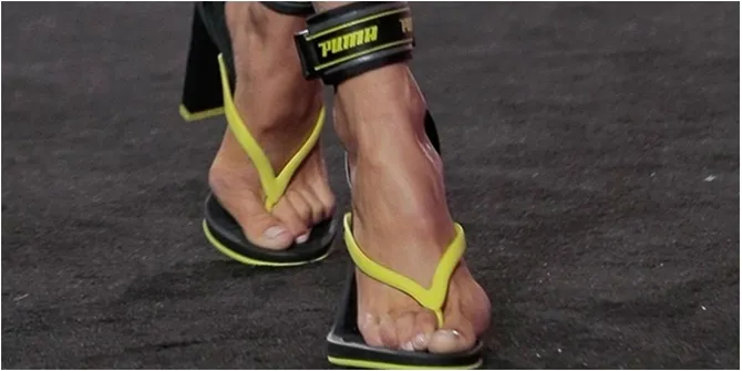 Koleksi terbaru Fenty X Puma, bagaimana menurutmu? (© The Sun)