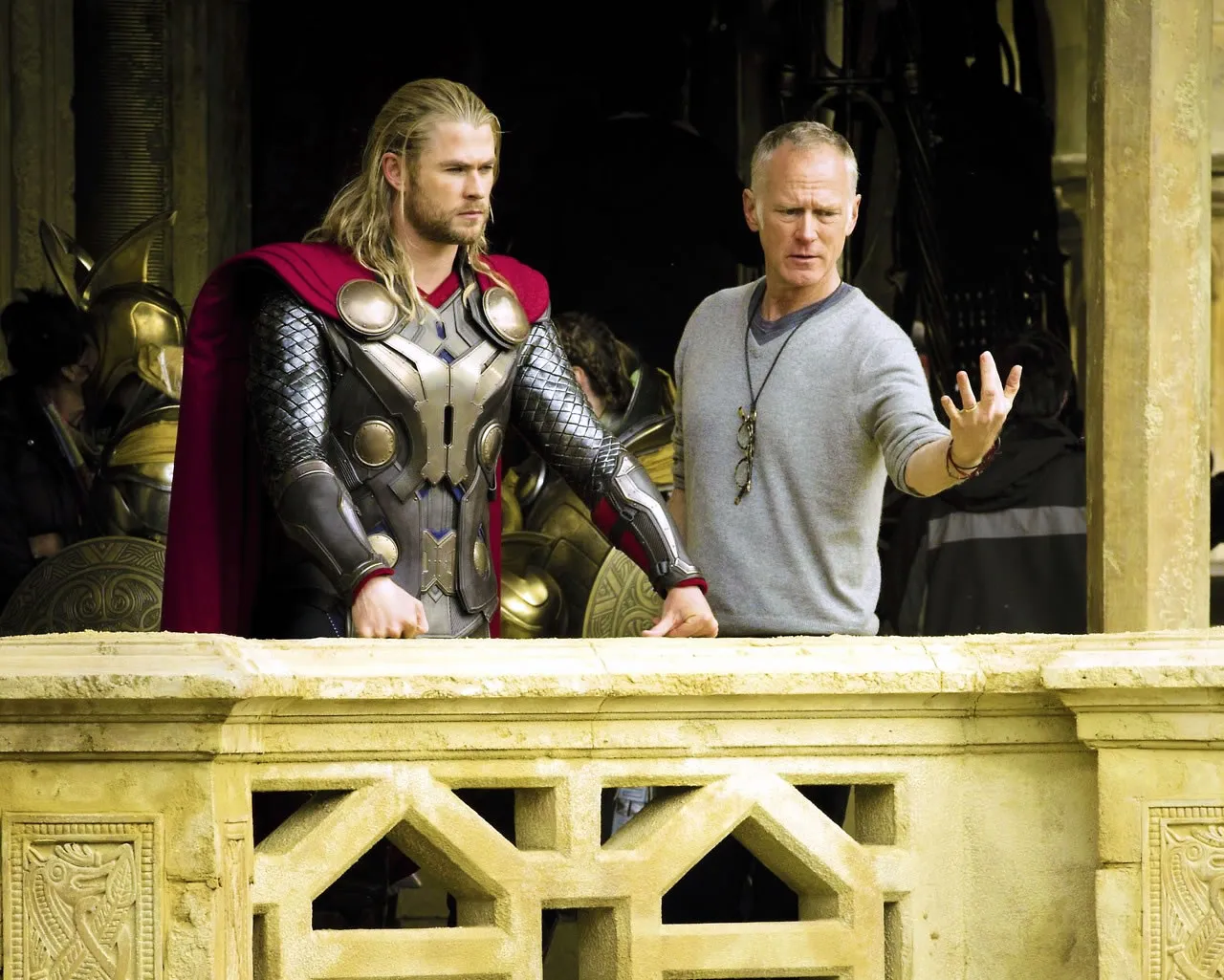 Alan Taylor saat memberi pengarahan Chris Hemsworth | Foto: Collider.com