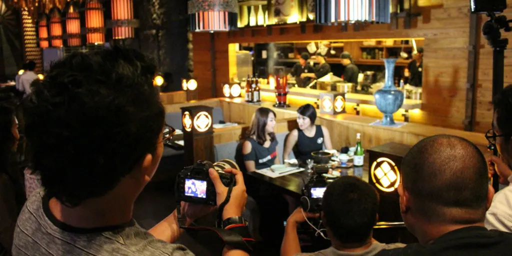 Arika Saat Proses Syuting Black In News