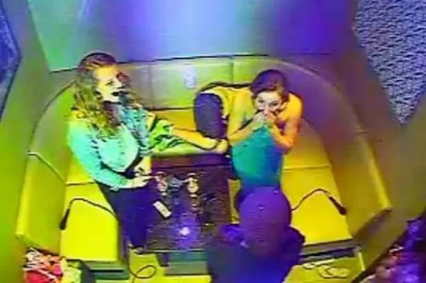 Fans terkejut saat Beyonce mendatangi bilik karaoke mereka. ©pressparty