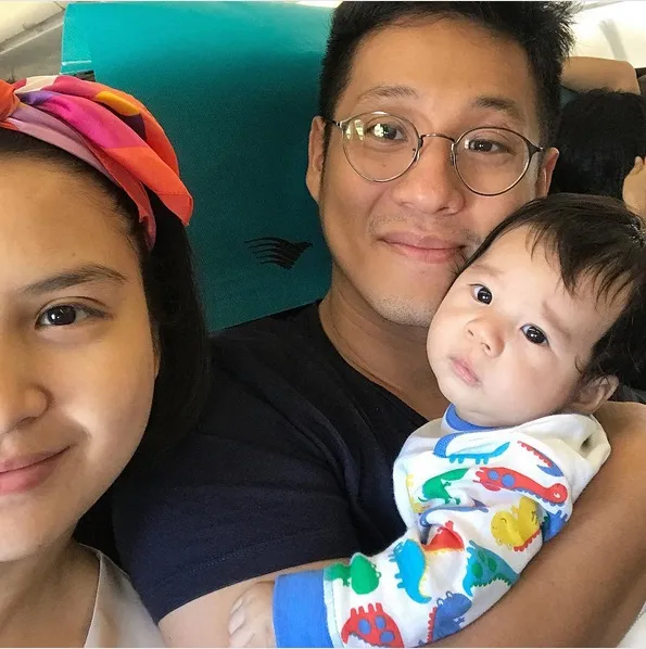 Bikin gemas! Ekspresi lucu Baby Iori saat berada di dalam pesawat bersama kedua orangtuanya. /©instagram.com/theodoreioriliem