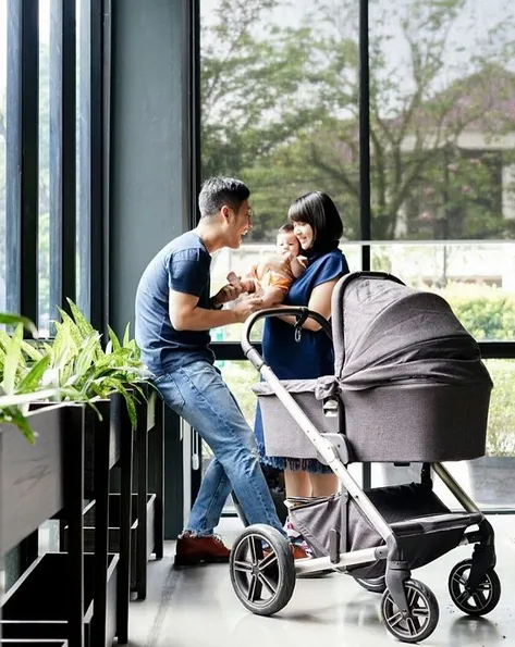 Senyum ceria Tian dan Junior menatap sayang Baby Iori. /©instagram.com/putrititian