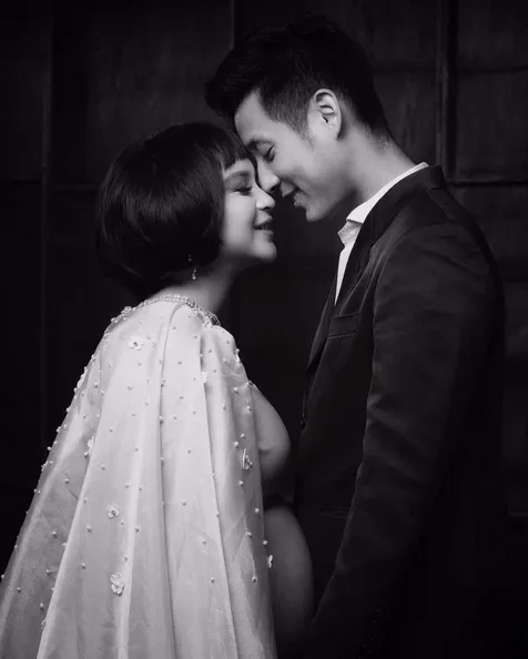 Putri Titian dan Junior Liem merupakan salah satu pasangan sesama seleb yang manis! /©instagram.com/putrititian