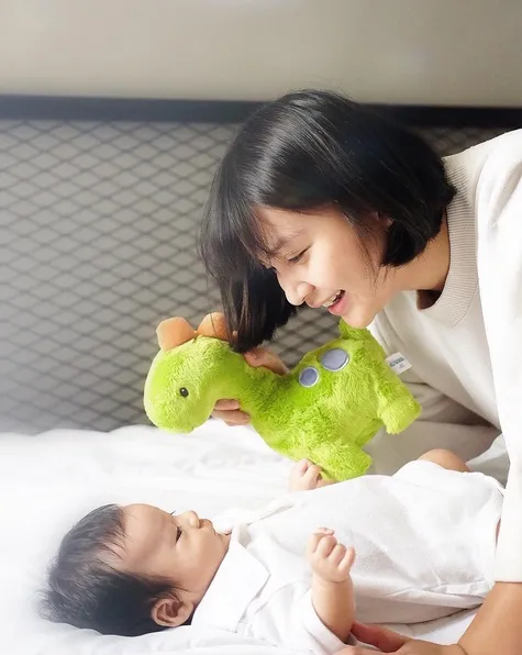 Momen manis ibu dan anak, Tian dan Baby Iori yang bikin gemas. /©instagram.com/putrititian