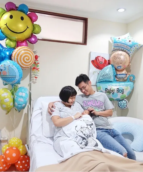 Senyum bahagia Putri Titian dan Junior Liem foto bersama Baby Iori. /©instagram.com/putrititian