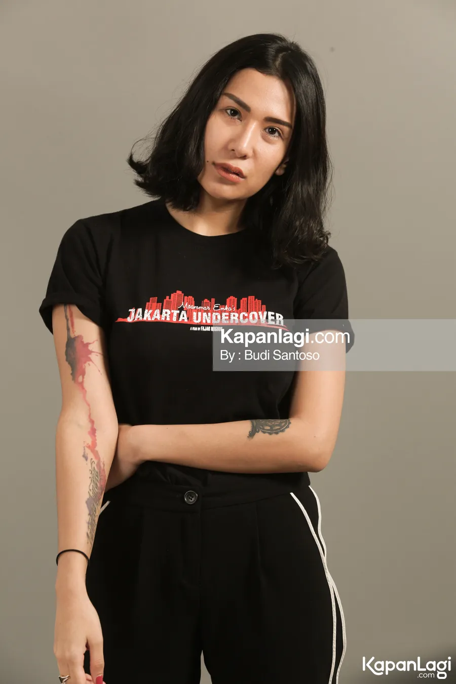 Tiara baca novel Jakarta Undercover waktu SMA © KapanLagi.com®/Budy Santoso