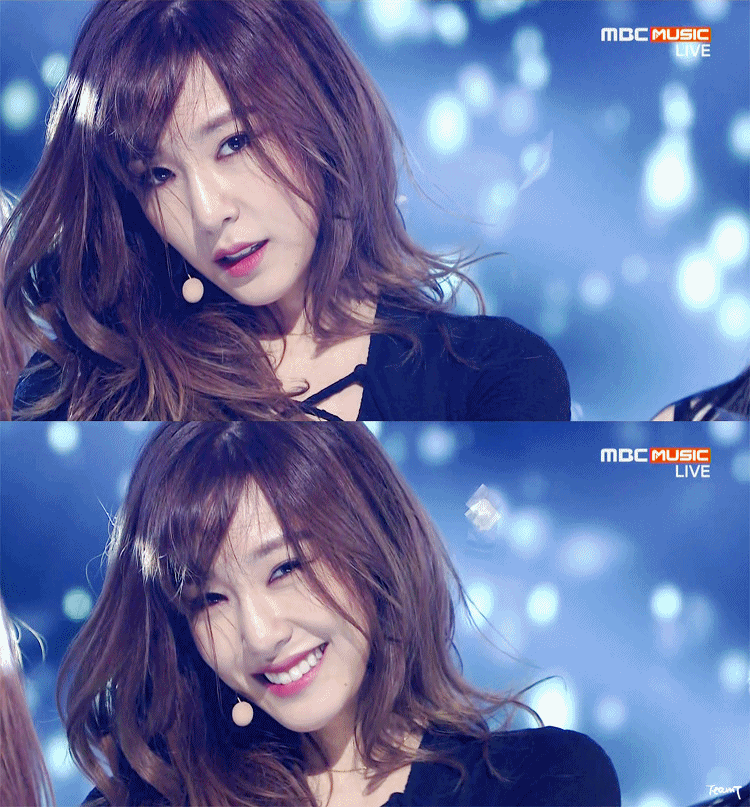 Senyuman Tiffany di acara Show Champion © MBC