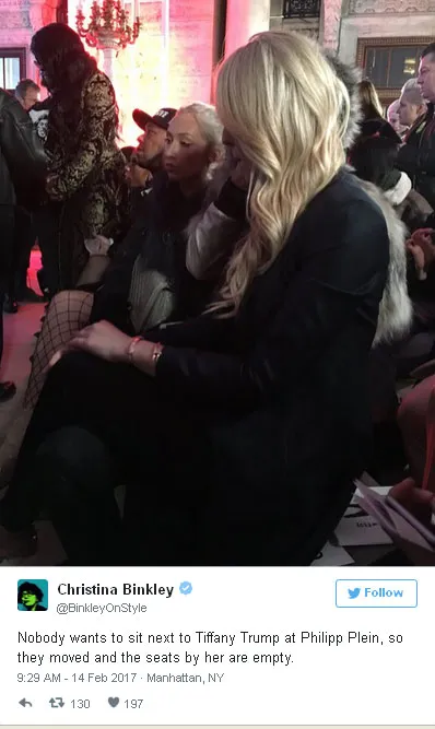 Dari foto, terlihat tak ada orang di sebelah Tiffany © Twitter.com/Christina Binkley