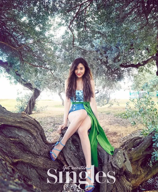 Tiffany duduk cantik © Singles