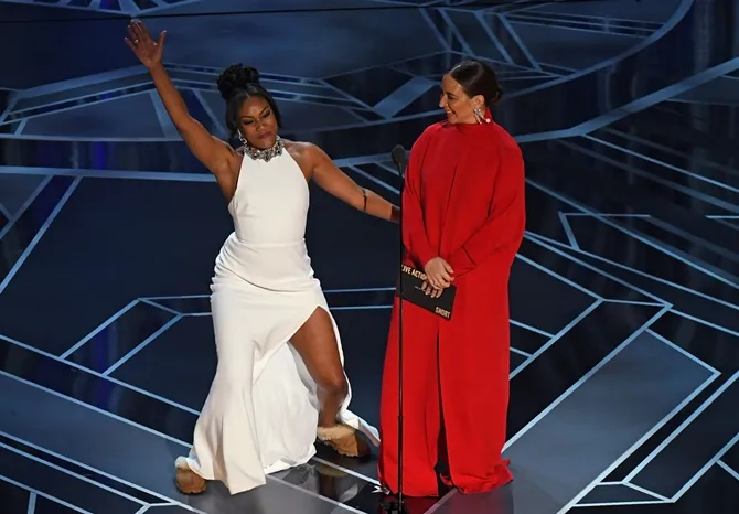 Tiffany Haddis yang tak hanya jenaka, tapi juga menyampaikan isu sensitif di Oscar. © AFP