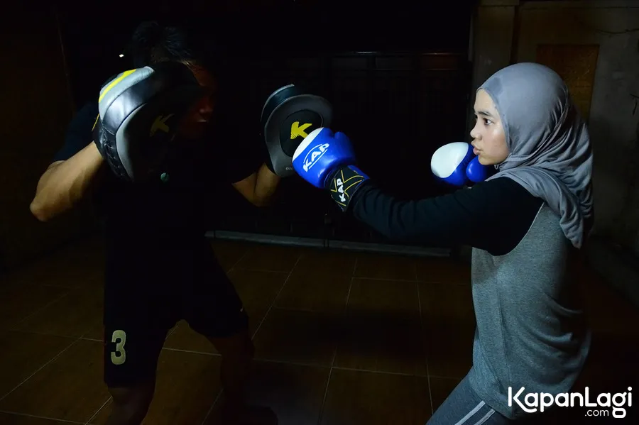 Hijab yang dikenakan tak menghalangi Tiffany beraktivitas Muay Thai. ©KapanLagi.com/Bambang E Ros