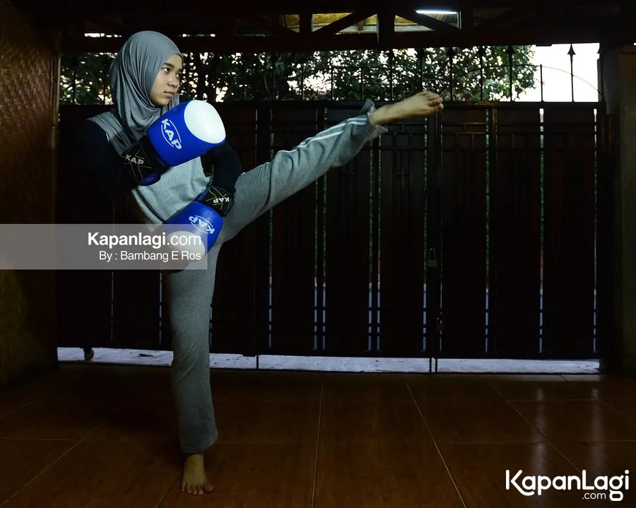 Tiffany Kenanga ketika berlatih Muay Thai. ©KapanLagi.com/Bambang E Ros