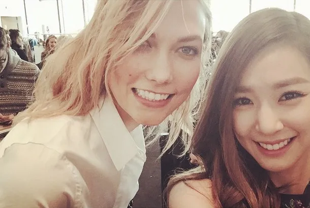 Karlie Kloss selfie bersama Tiffany SNSD di New York Fashion Week © instagram.com/xolovestephi