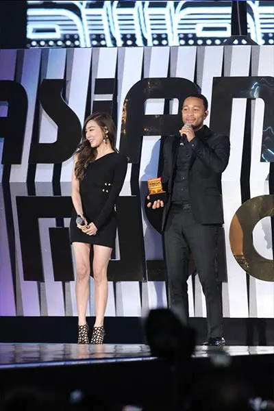 Tiffany saat menyerahkan penghargaan pada John Legend. @mwave.interest.me