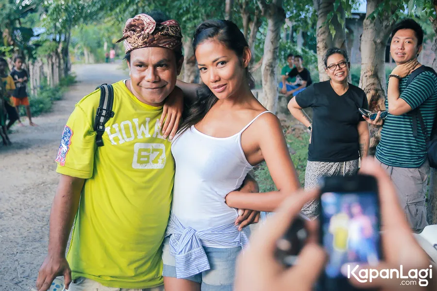 Meski panas, Shanty tetap ceria selama syuting di Maumere © Ivan Marlianto