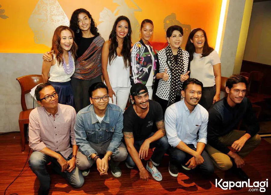 Titiek Puspa bersama tim INI KISAH TIGA DARA//©KapanLagi.com®/Bayu Herdianto