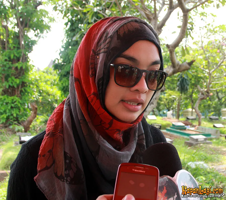 Ibunda Tika Bravani ingin melihat sang putri menikah sebelum meninggal. ©Agus
