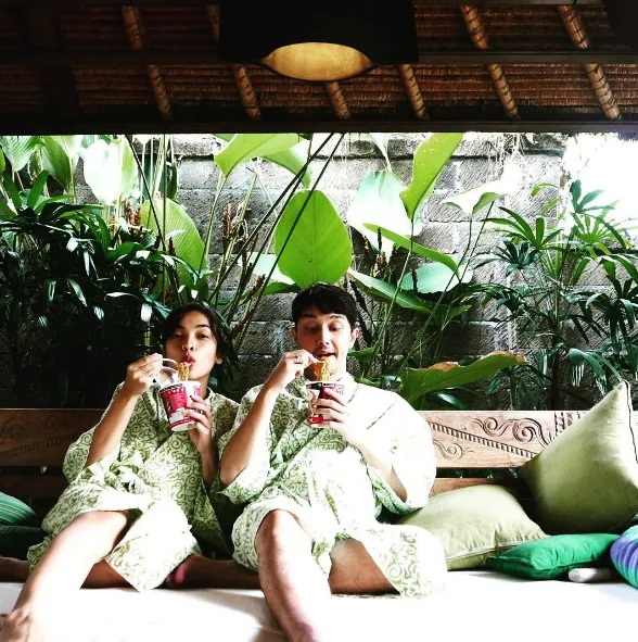 Meski sempat ke Bali dan mengunggah foto romantis, Tika Bravani dan Dimas Aditya mengaku belum honeymoon. ©instagram.com/tikabravani