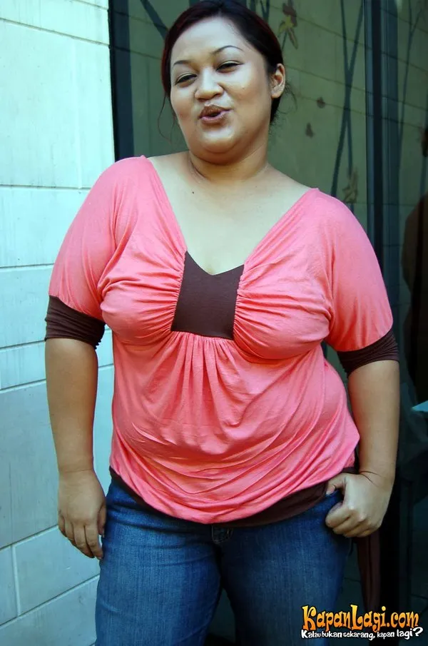 Tike mengaku menikmati menjadi seorang model dan berlenggak-lenggok di atas catwalk.