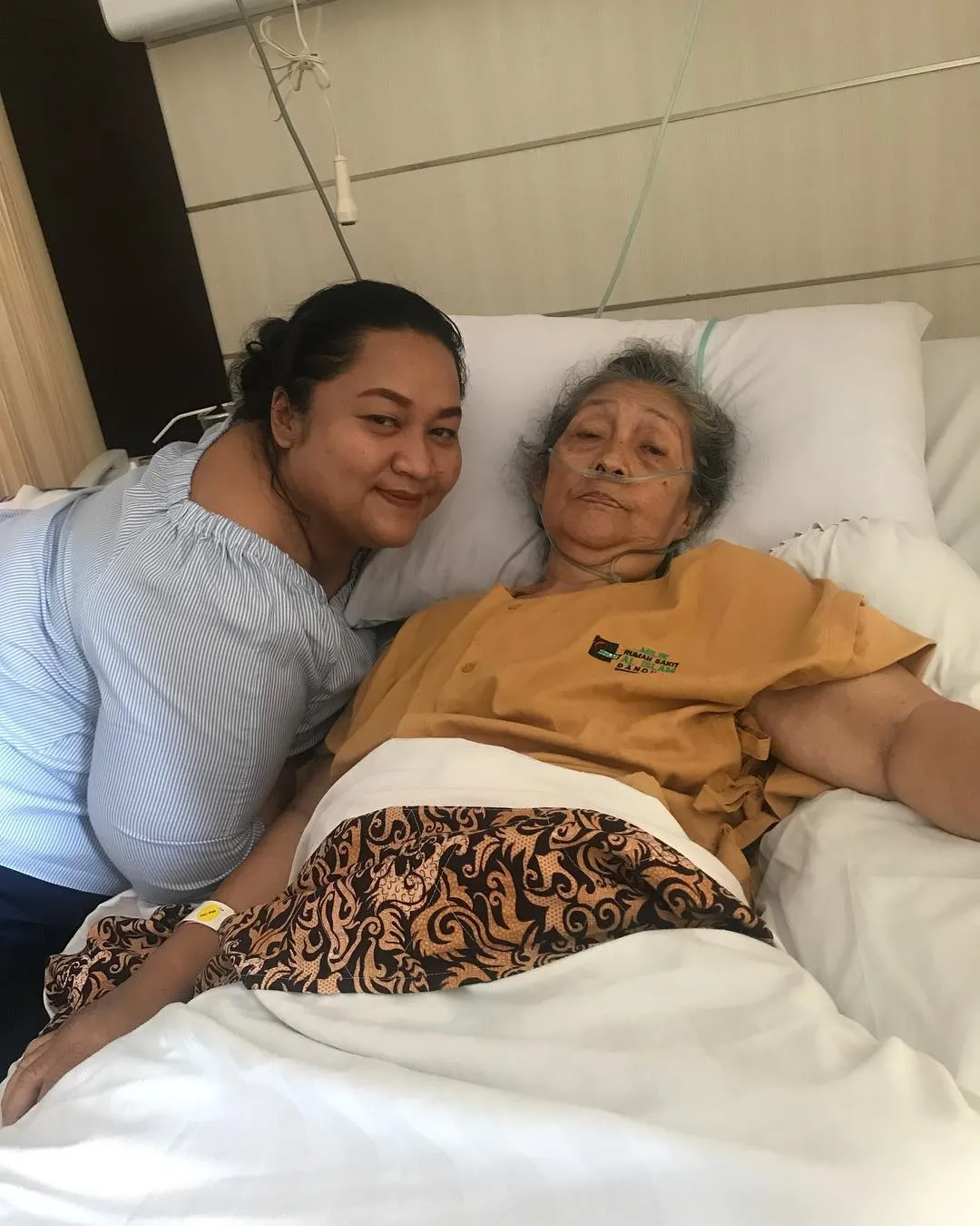 Tike bersama ibunya semasa hidup © instagram.com/tikeprie