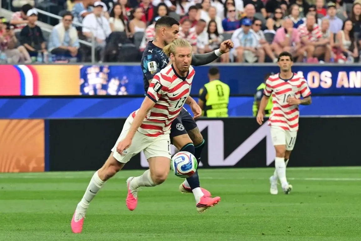 Tim Ream dalam pertandingan Grup D Piala Dunia 2026 di Los Angeles Stadium, Inglewood, pada 12 Juni 2026. (Photo by Frederic J. BROWN/AFP)